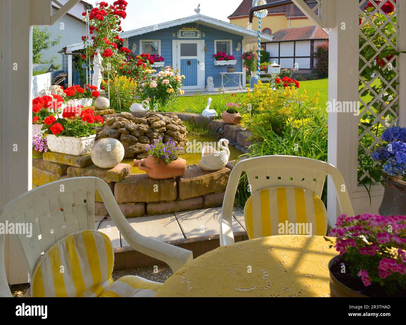 Beautiful house exterior garden hi-res stock photography and images - Alamy