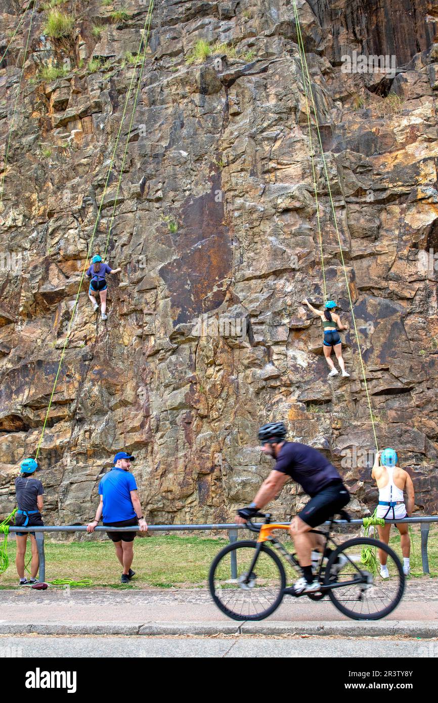 Rock climbing on the Kangaroo Point cliffs in Brisbane Stock Photo