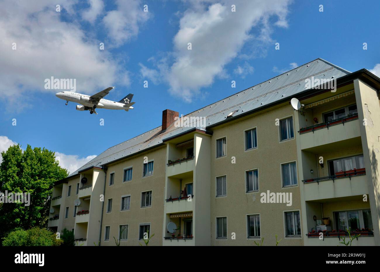 Aircraft noise, aircraft, residential building, KurtSchumacherDamm, Tegel, Berlin, Germany Aircraft noise, aircraft, residential building, KurtSchumacherDamm, Tegel, Berlin, Germany
