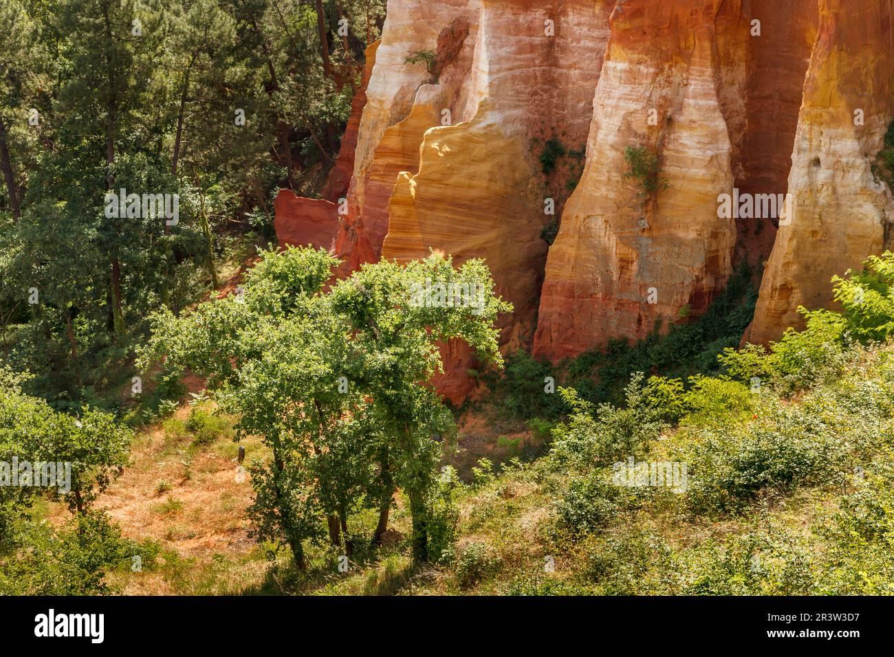 Les Sentiers des Ocres, the ochre rocks of Roussillon, Provence, South ...
