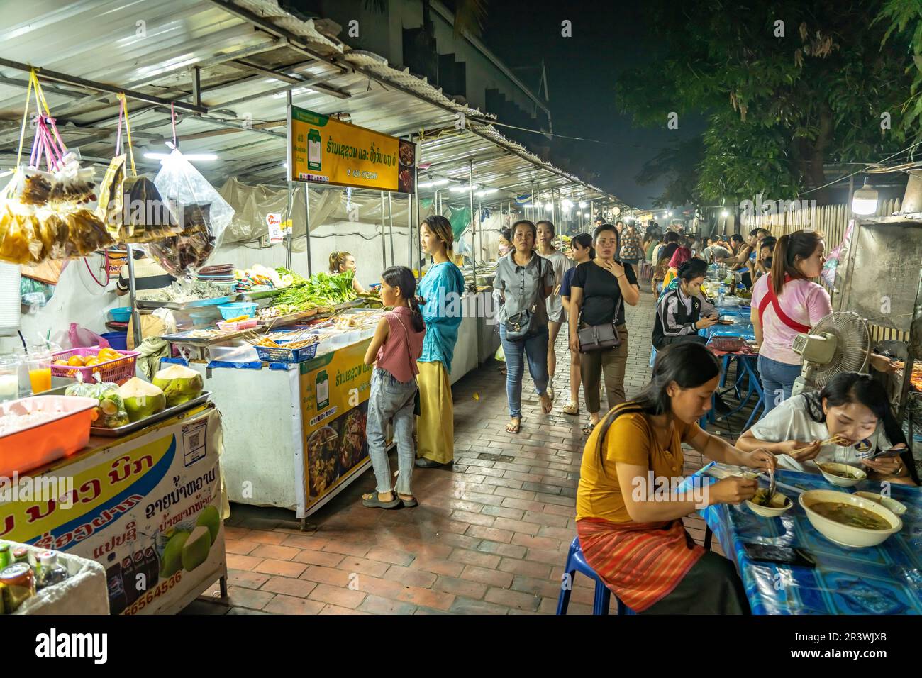 Essenstände auf dem Nachtmarkt in Luang Prabang, Laos, Asien  |  street food at the night market in Luang Prabang, Laos, Asia Stock Photo