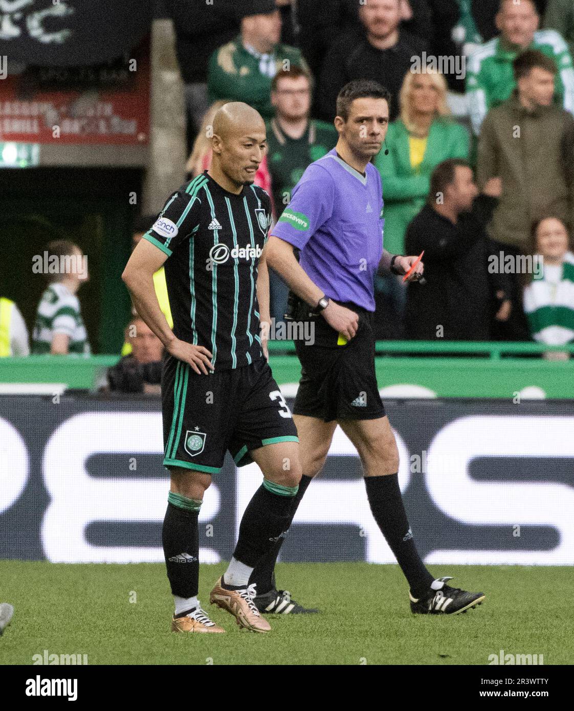 EDINBURGH, UK. 24th May, 2023. Celtic forward, Daizen Maeda, is given his marching order by Match referee, Kevin Clancy, during the match between Hibernian and Celtic in the cinch Premiership at Easter Road Stadium, Edinburgh, Midlothian, UK. 24/5/2023. Credit: Ian Jacobs/Alamy Live News Stock Photo