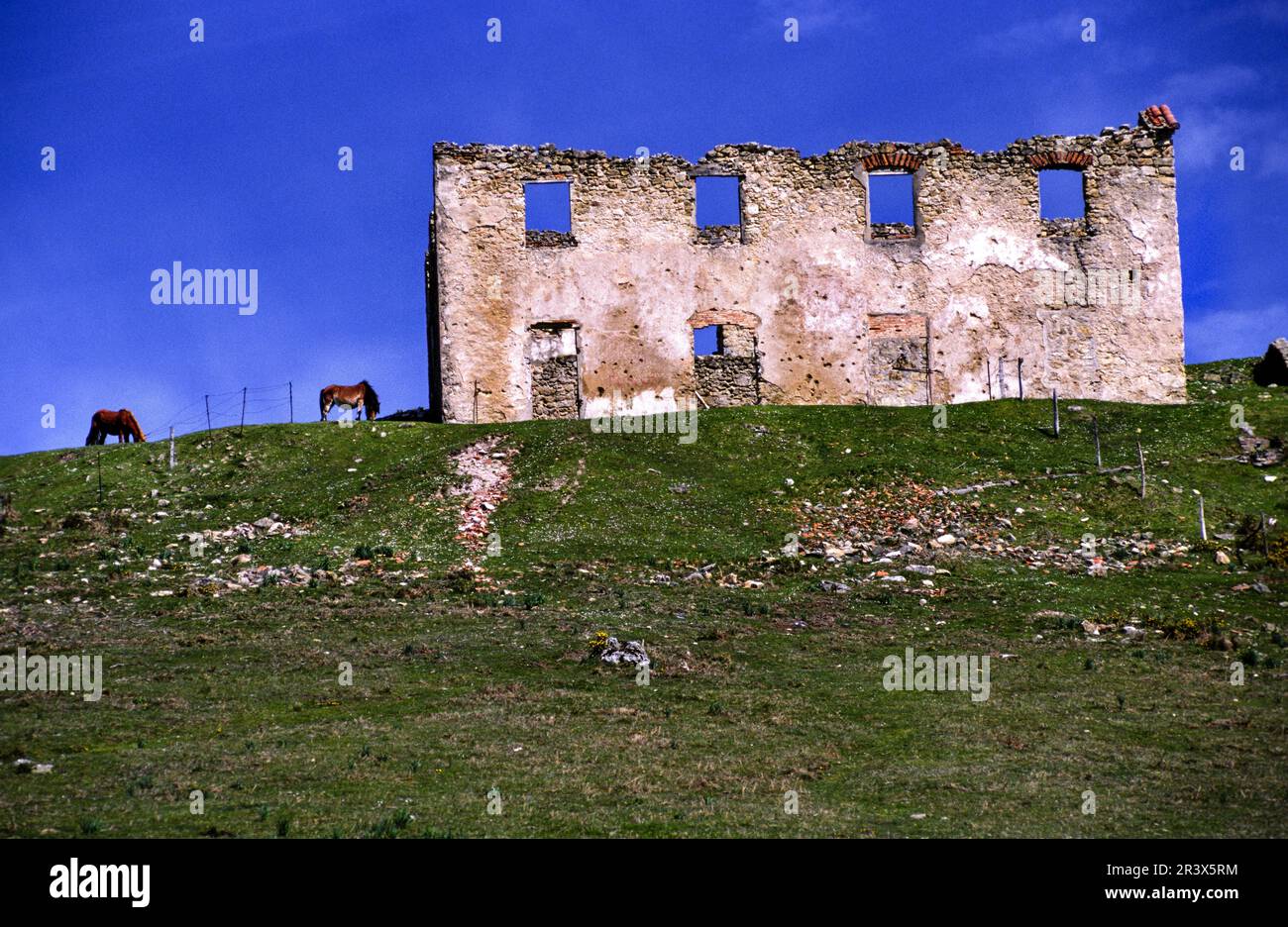 Ruinas en el collado de Erlaitz.Sendero de gran recorrido G.R.11. Guipuzcoa.Pais Vasco.España. Stock Photo