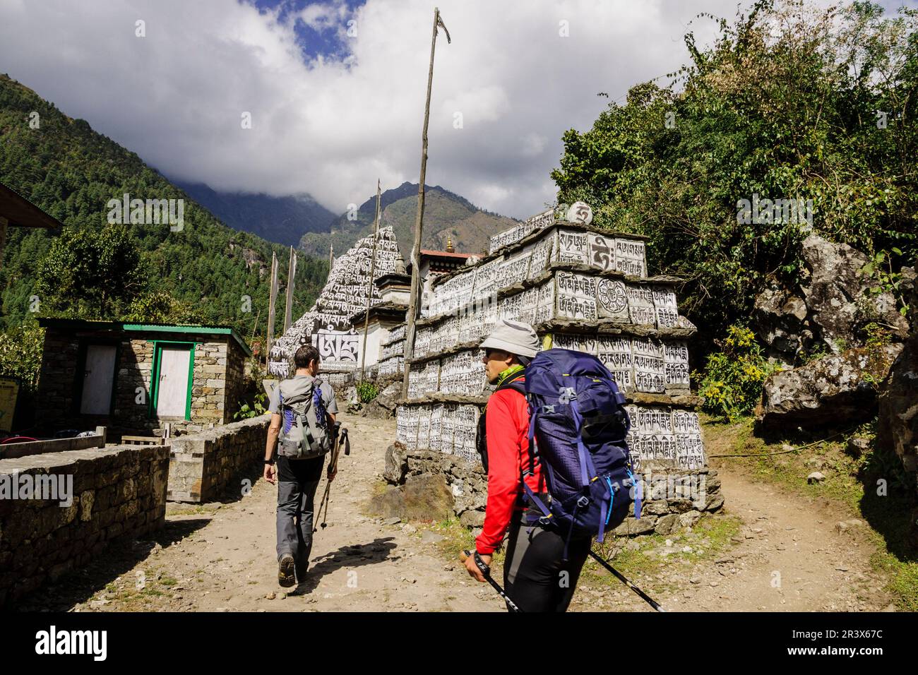 piedras Mani pintadas.Nurning (Yulning).Sagarmatha National Park, Khumbu Himal, Nepal, Asia. Stock Photo