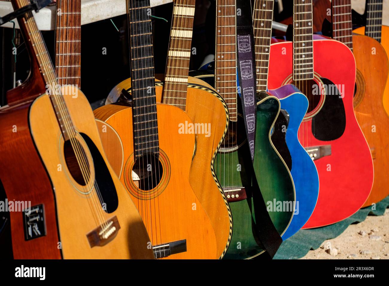 guitarras, Mercado de antigüedades y de segunda mano de Son Bugadelles, Calvià, Mallorca, balearic islands, Spain. Stock Photo