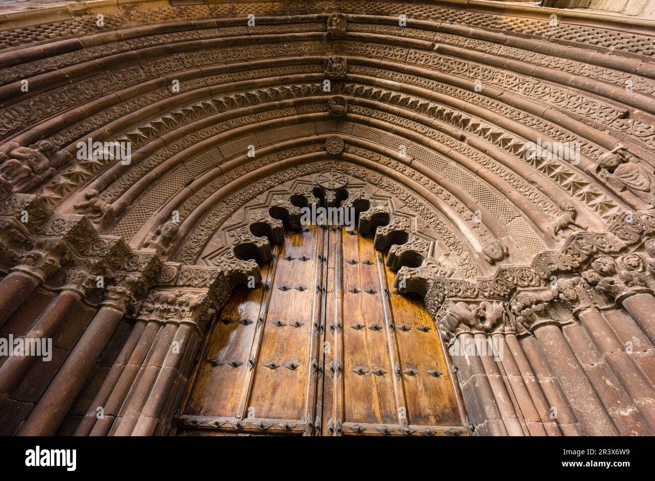 portada ojival y arquería polilobulada, iglesia de San Román, edificada hacia 1200, Cirauqui, comunidad foral de Navarra, Spain. Stock Photo