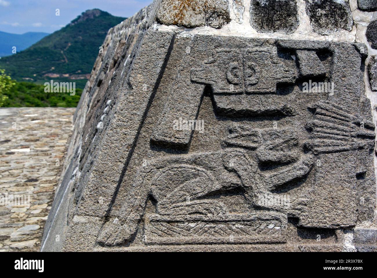 Ornamental detail in the pyramide of the enplumada snake.Yacimiento