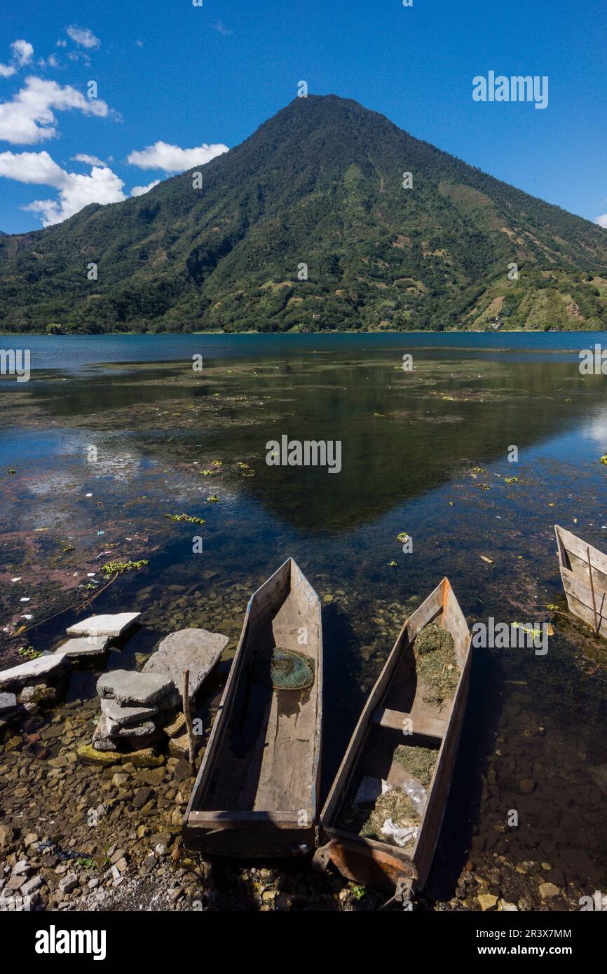 Cayucos varados frente al volcán San Pedro, suroeste de la caldera del lago de Atitlán , Santiago Atitlán. Tiene una altitud de 3.020,Guatemala, Central America. Stock Photo