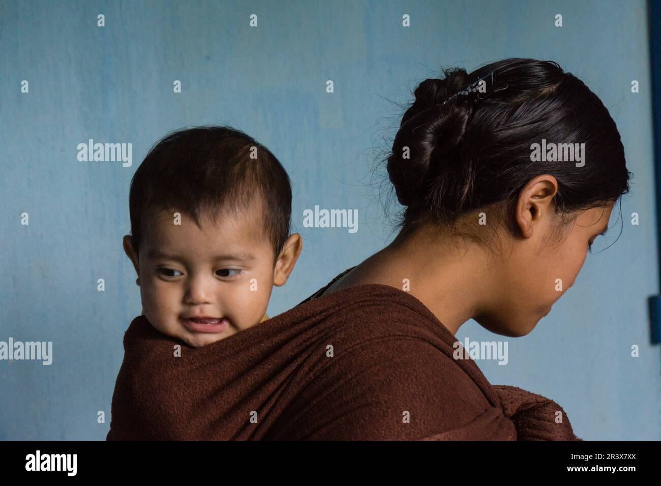 madre indigena con su bebe, centro de salud, Lancetillo ( La Parroquia), municipio de Uspantán, Quiche , sierra de Chamá, Guatemala, Central America. Stock Photo