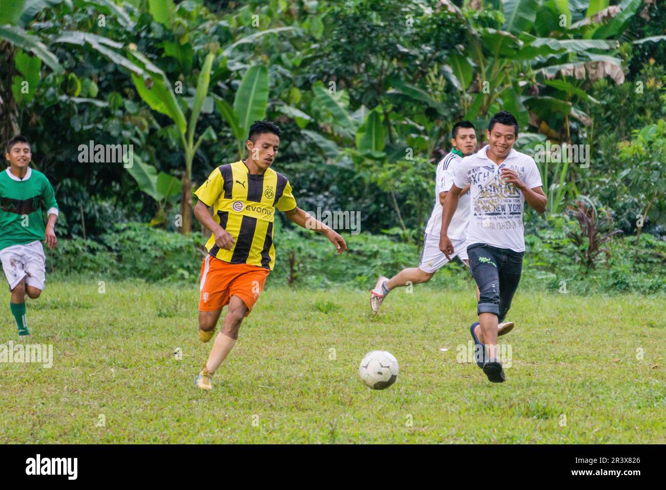 partido de futbol en un claro del bosque, La Taña, zona Reyna, departamento de Uspantan,Guatemala, Central America. Stock Photo
