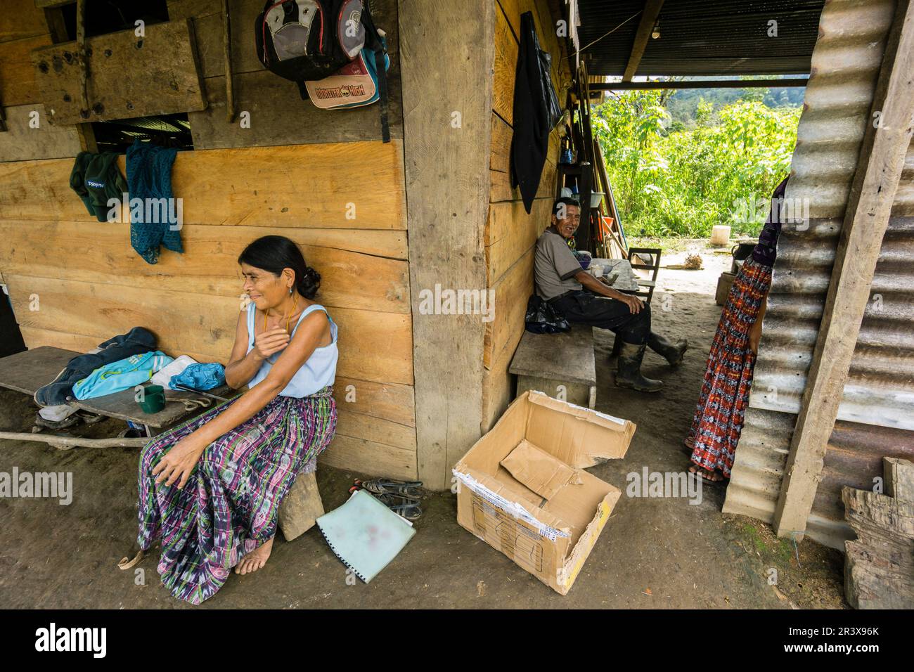 muchachas descansando en un porche, Lancetillo, La Parroquia, zona Reyna, Quiche, Guatemala, Central America. Stock Photo