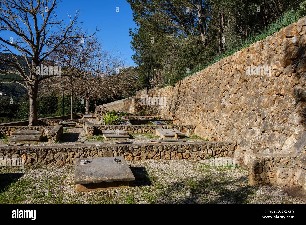 Tombs in front of mountains hi-res stock photography and images - Alamy