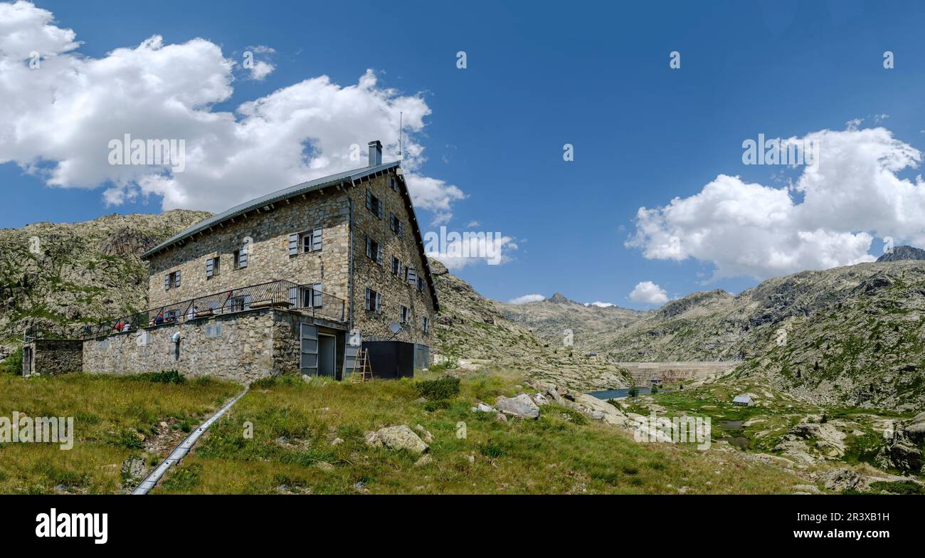 Bachimaña refuge, Ibones azules and Bachimaña alto route, Huesca province, Spain. Stock Photo