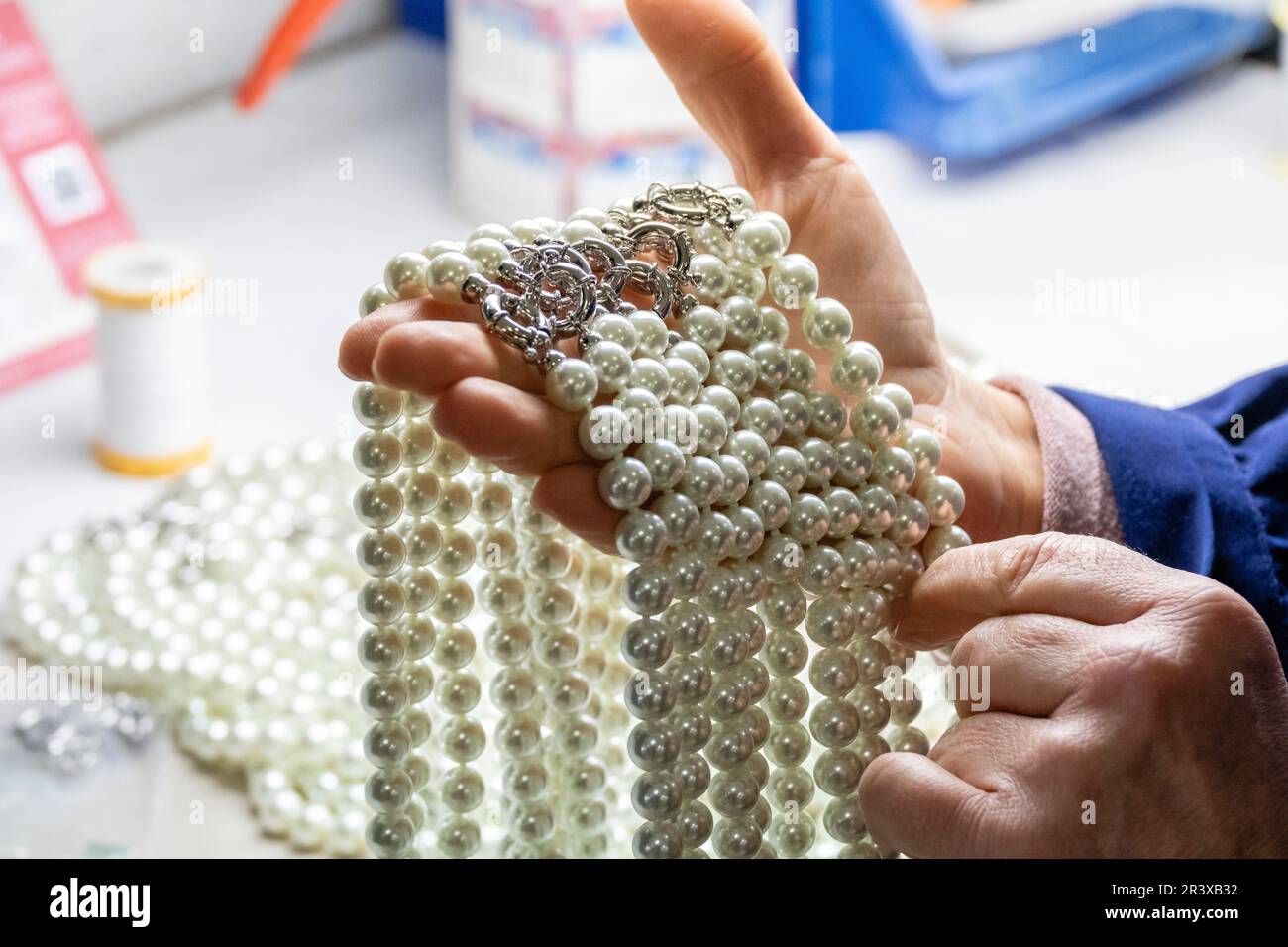 control y seleccion de las perlas, fabrica de Perlas Orquidea, Montuiri, Mallorca, Balearic islands, spain. Stock Photo