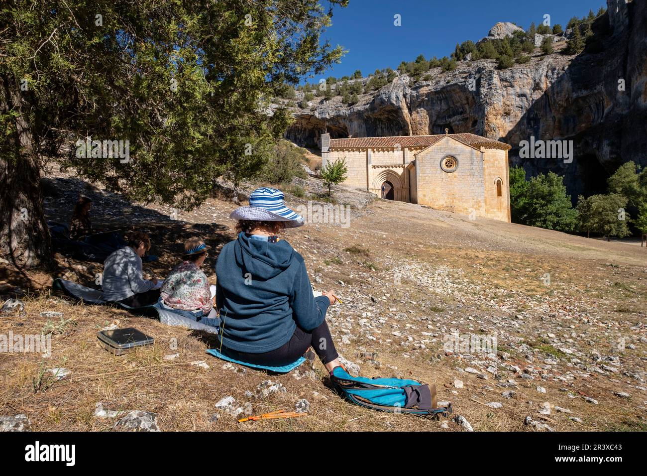 escuela de pintores pintando del natural, Ermita de San Bartolomé, Siglo XII, Parque Natural del Cañón del Río Lobos, Soria, Comunidad Autónoma de Castilla, Spain, Europe. Stock Photo