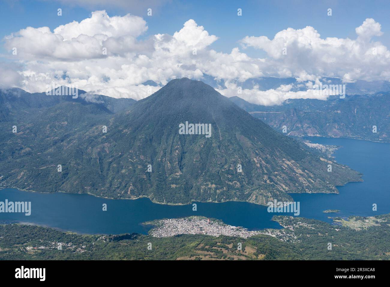 volcán San Pedro, suroeste de la caldera del lago de Atitlán en Guatemala. Tiene una altitud de 3.020, lago de Atitlán ,Guatemala, Central America. Stock Photo