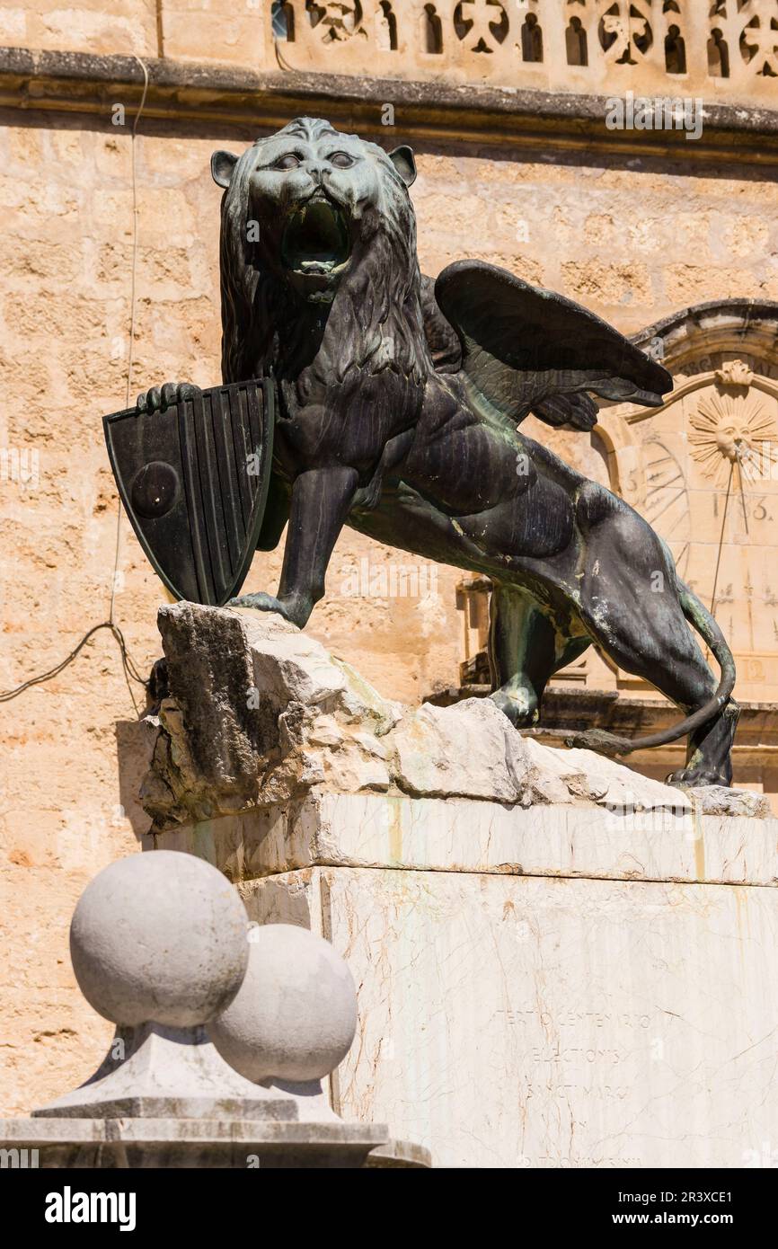 'el León'; escultura de cobre del año 1945, un león con alas, símbolo del evangelista San Marcos, que aguanta el escudo de Sineu , Sineu, Mallorca, balearic islands, spain, europe. Stock Photo