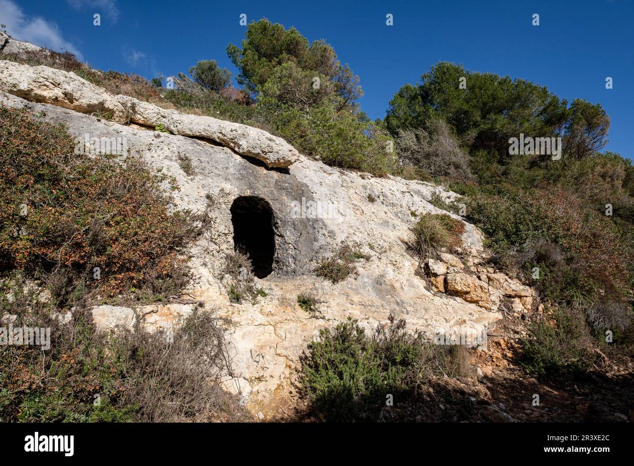 cueva troglodita, Cala Bota, Manacor, Mallorca, Balearic Islands, Spain. Stock Photo
