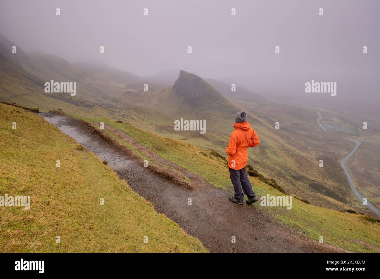 senderista, valle de Quiraing, Skye, Highlands, Escocia, Reino Unido. Stock Photo