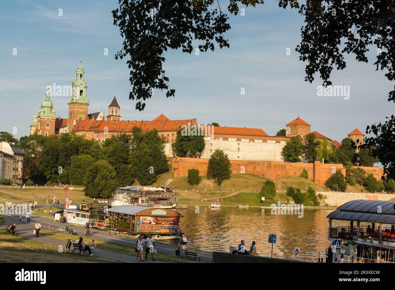 barcazas en el rio Vistula, castillo y colina de Wawel, Cracovia , voivodato de Pequeña Polonia,Polonia, eastern europe. Stock Photo