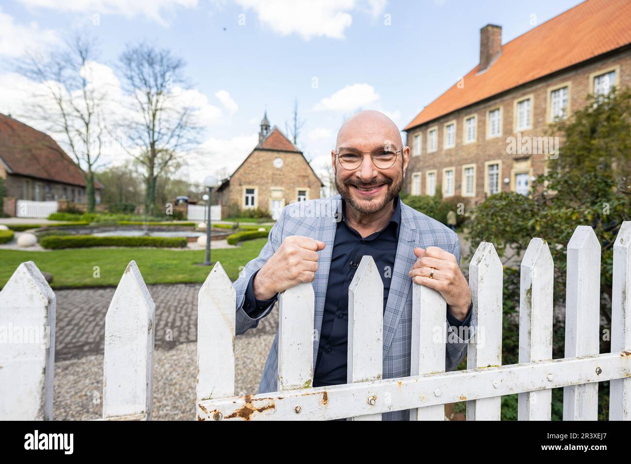 14 April 2023, North Rhine-Westphalia, Drensteinfurt: Attention blocking period until 31.05.2023 - Ralph Morgenstern stands in front of the set at the moated castle 'Haus Venne' in Drensteinfurt. Set visit for the new ARD show with Ralph Morgenstern. On 12.06.2023 starts in the ARD, in the afternoon program, a new animal show - The pet professionals. This is about pets and their owners who need help. Whether it's the rabbit that's afraid of grass or the cat that pees on the countertop. Together with pet experts, pet owners and viewers here get valuable tips, peppered with fun fun facts and ane Stock Photo