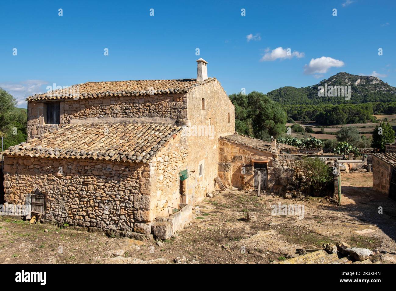 casa rural tipica y Puig de Ses Bruixes, cami de Punxuat, Algaida, Mallorca, balearic islands, Spain. Stock Photo
