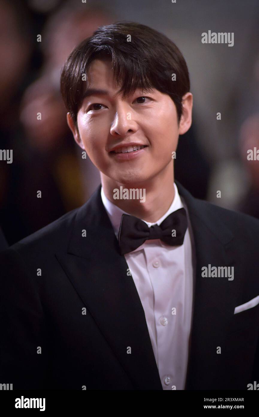Cannes, France. 24th May, 2023.  Song Joong-ki depart the 'Il Sol Dell'Avvenire (A Brighter Tomorrow)' red carpet during the 76th annual Cannes film festival at Palais des Festivals on May 24, 2023 in Cannes, France. Credit: dpa/Alamy Live News Stock Photo