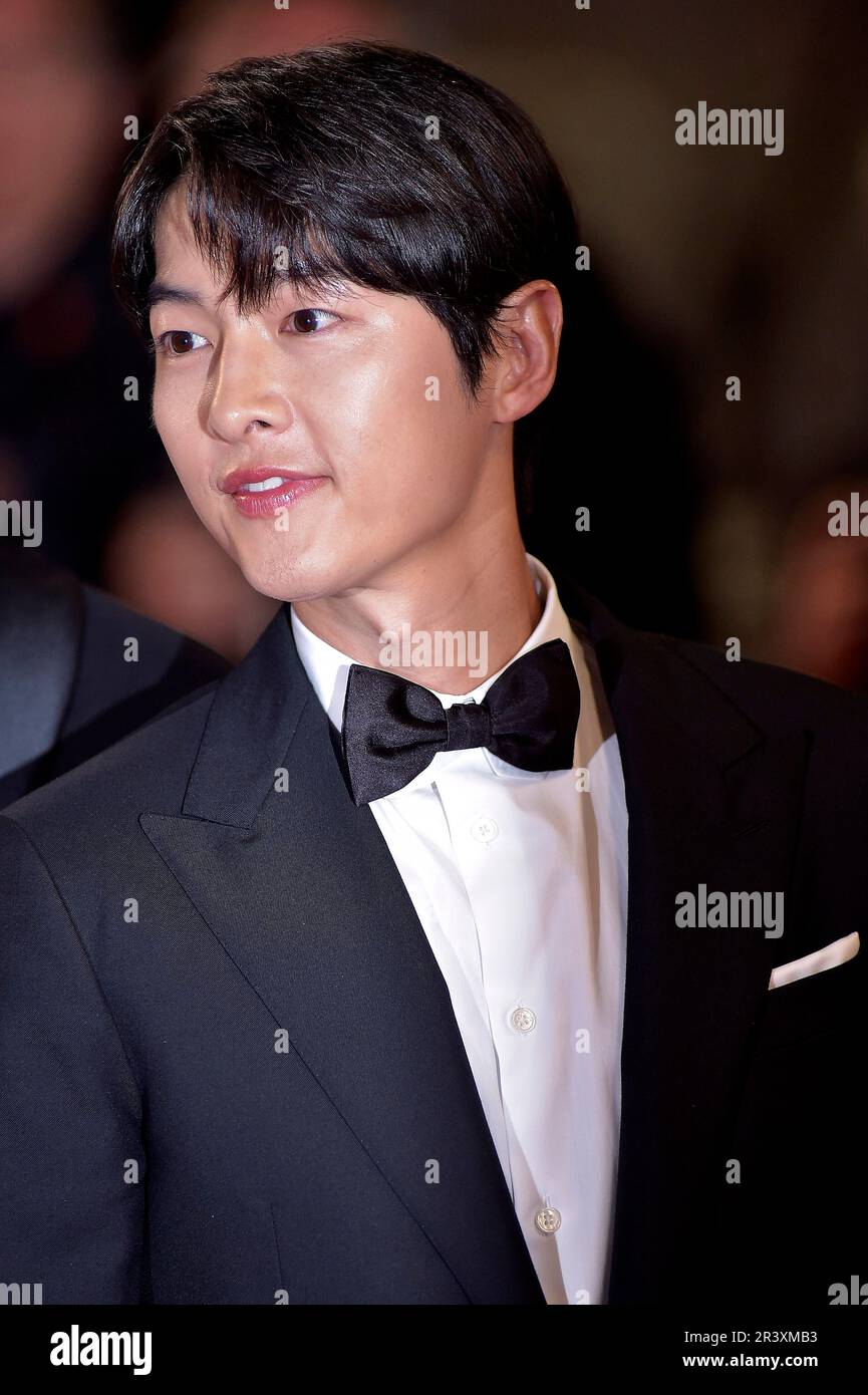 Cannes, France. 24th May, 2023.  Song Joong-ki depart the 'Il Sol Dell'Avvenire (A Brighter Tomorrow)' red carpet during the 76th annual Cannes film festival at Palais des Festivals on May 24, 2023 in Cannes, France. Credit: dpa/Alamy Live News Stock Photo