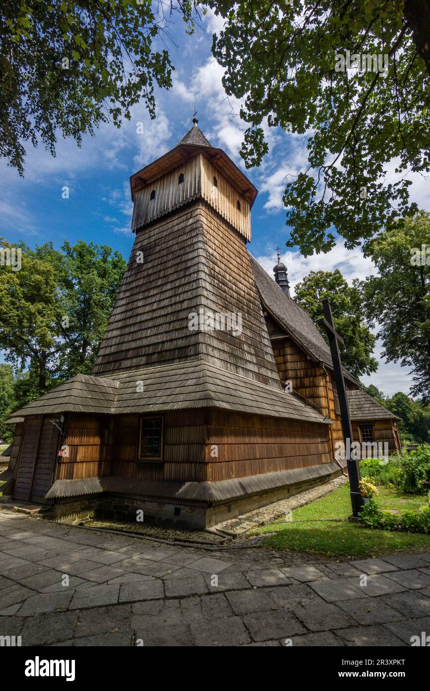 iglesia del arcángel San Miguel, siglo XV-XVI construida integramente con madera, Binarowa, voivodato de la Pequeña Polonia, Cárpatos, Polonia, europe. Stock Photo