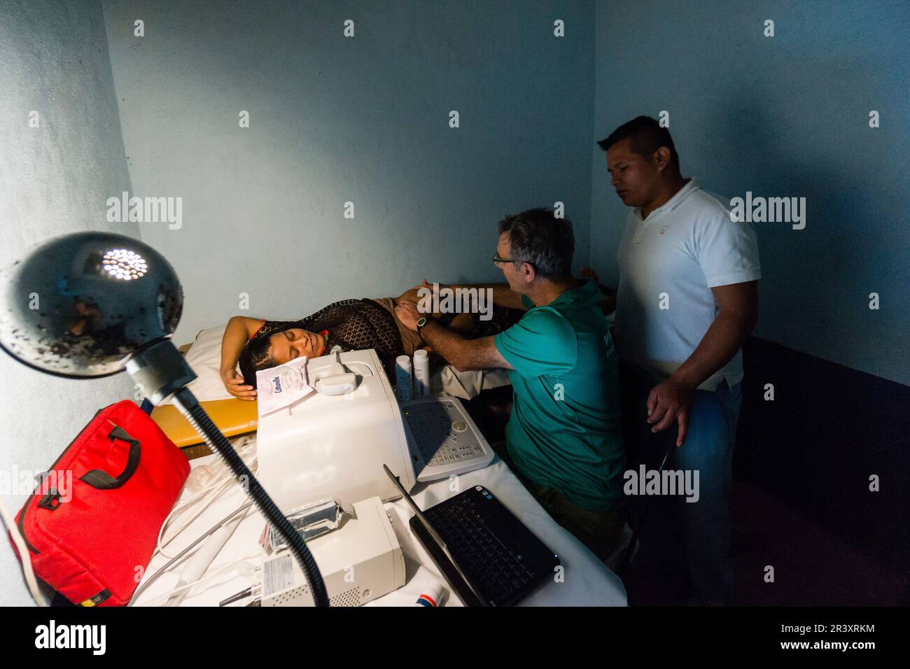 examen por ultrasonidos, centro de salud, . La Taña, zona Reina, Uspantán, Quiche, Guatemala, Central America. Stock Photo