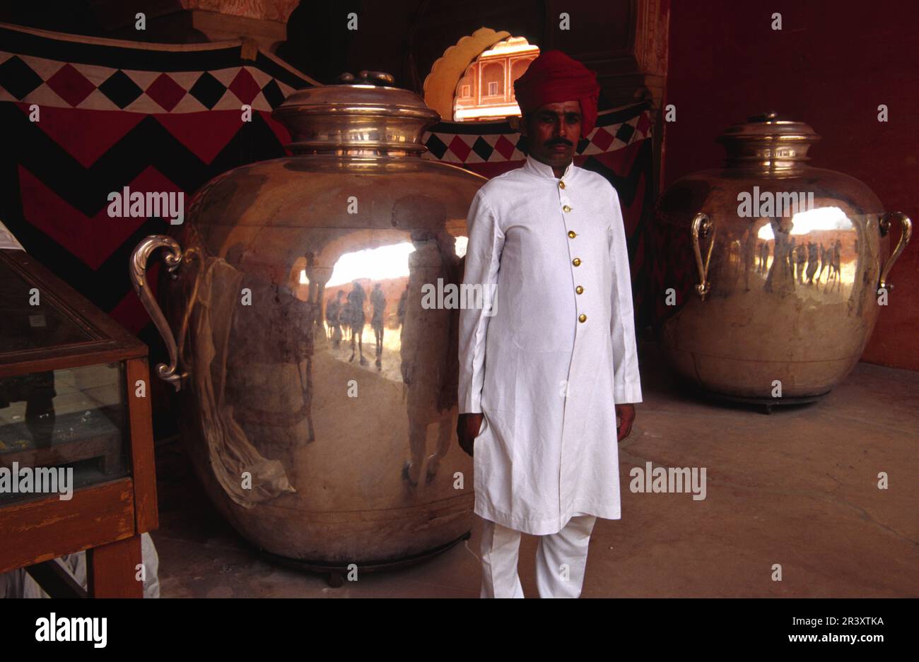 Urnas de plata'Gangajalis'.Artesania en plata mas grande del mundo. Jaipur. Rajastan. India. Stock Photo