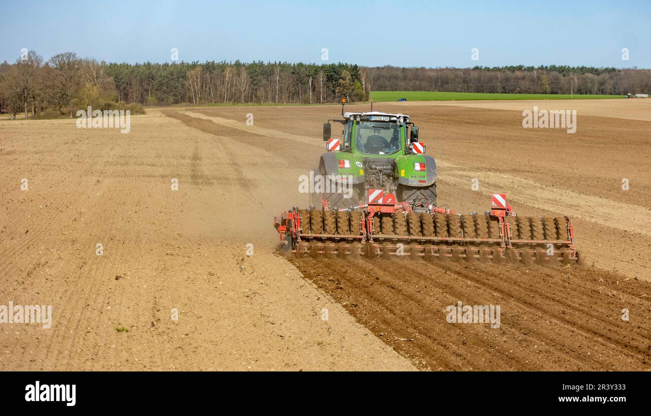 Meyenburg, Deutschland. 19th Apr, 2023. Ground cultivation for corn sowing with tractor Fendt 1050 (500 hp) and Horsch cultivator Tiger 5 AS, working depth 25 cm in Meyenburg, May 25th, 2023. || Model release available Credit: dpa/Alamy Live News Stock Photo