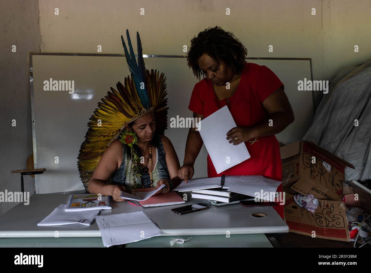 Chief Ãngohó Pataxó, indigenous community leader, speaks with Dra Alessandra Vilaça, lawyer of Associação Indígena do Povo Katurãma (AIKA) during a meeting, at the Aldeia Katurãma, São Joaquim de Bicas, Minas Gerais. Stock Photo