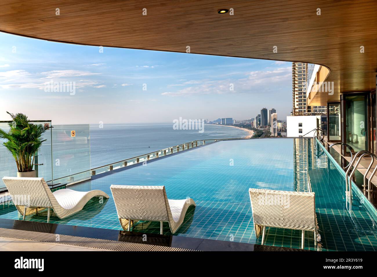 Radisson 5star hotel Da Nang, Vietnam May 16, 2023 Admire the infinity pool early in the