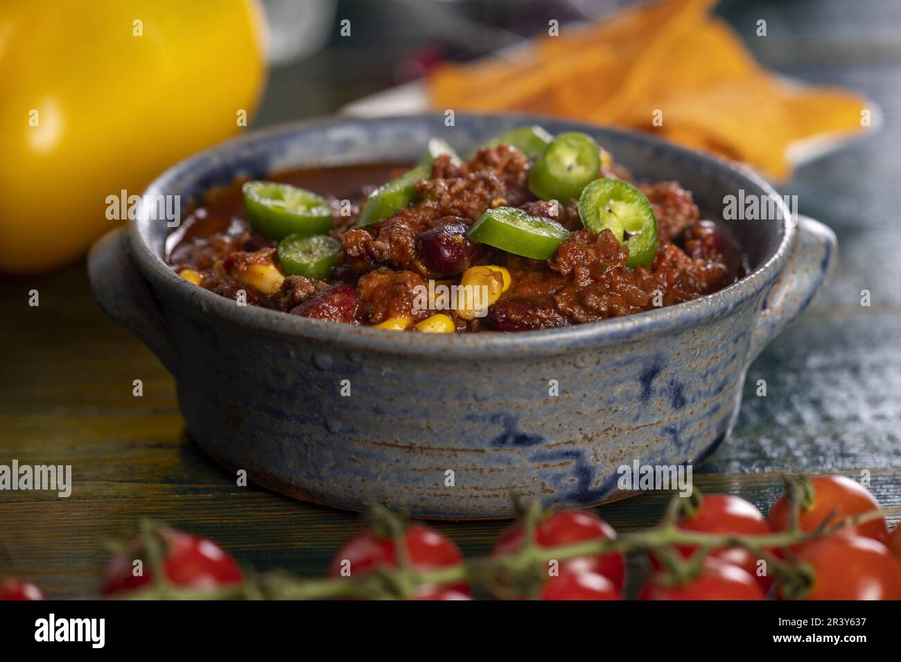 Chili con Carne mit Nachos Stock Photo