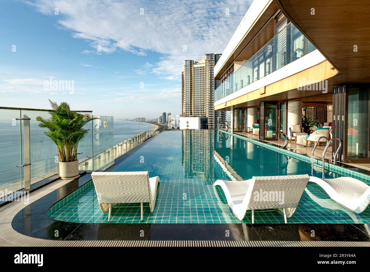 Radisson 5star hotel Da Nang, Vietnam May 16, 2023 Admire the infinity pool early in the