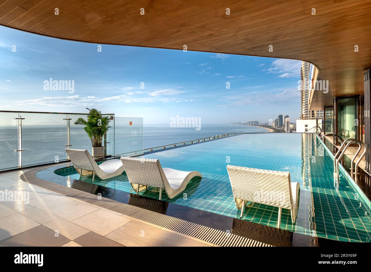Radisson 5star hotel Da Nang, Vietnam May 16, 2023 Admire the infinity pool early in the