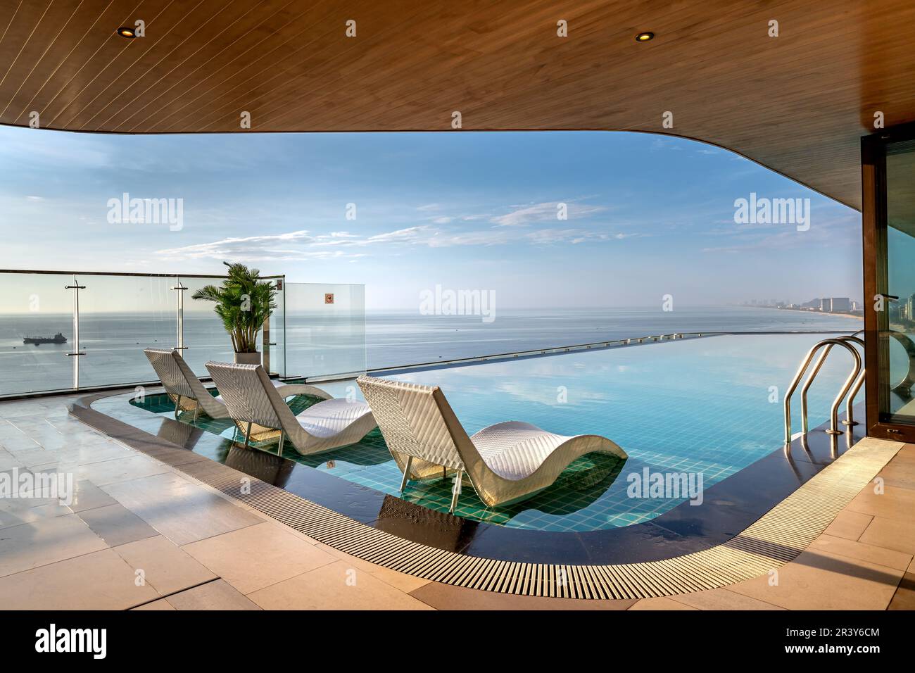 Radisson 5star hotel Da Nang, Vietnam May 16, 2023 Admire the infinity pool early in the