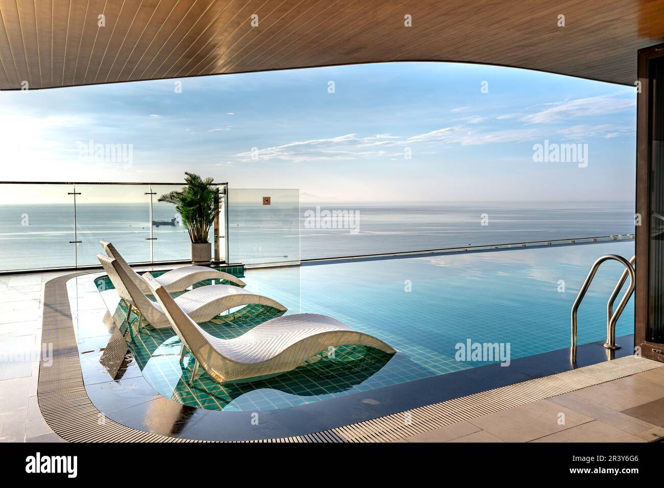 Radisson 5star hotel Da Nang, Vietnam May 16, 2023 Admire the infinity pool early in the