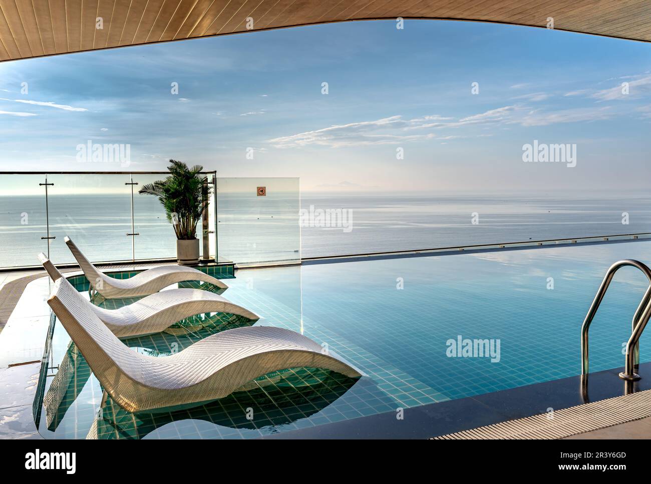 Radisson 5star hotel Da Nang, Vietnam May 16, 2023 Admire the infinity pool early in the