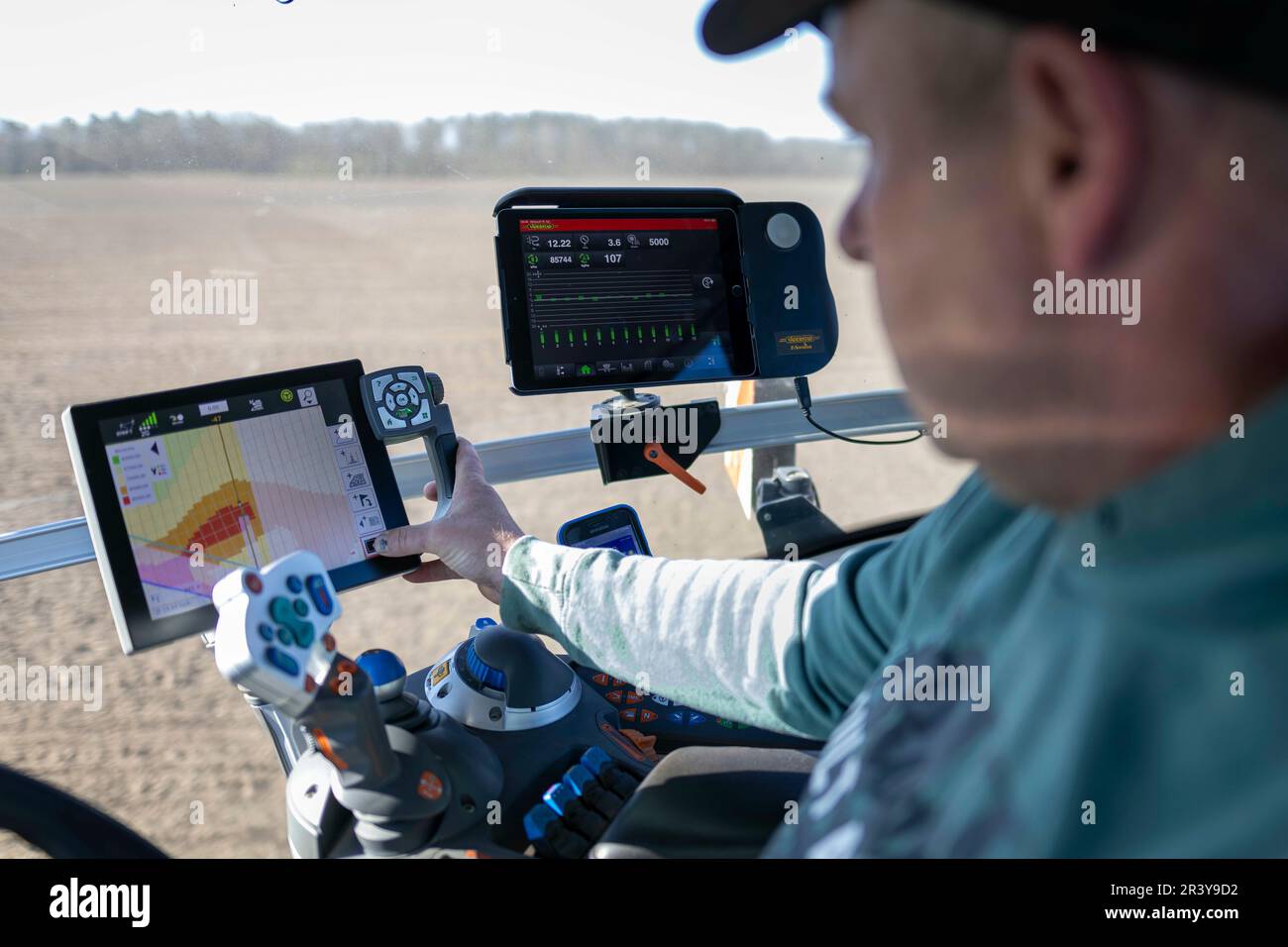 Meyenburg, Deutschland. 19th Apr, 2023. Maize sowing precision seeder Vaederstad Tempo, 12 rows, spacing 75 cm, 8 Kv?rner per square meter pulled by tractor Fendt 936 with 360 HP, || Model release available Credit: dpa/Alamy Live News Stock Photo