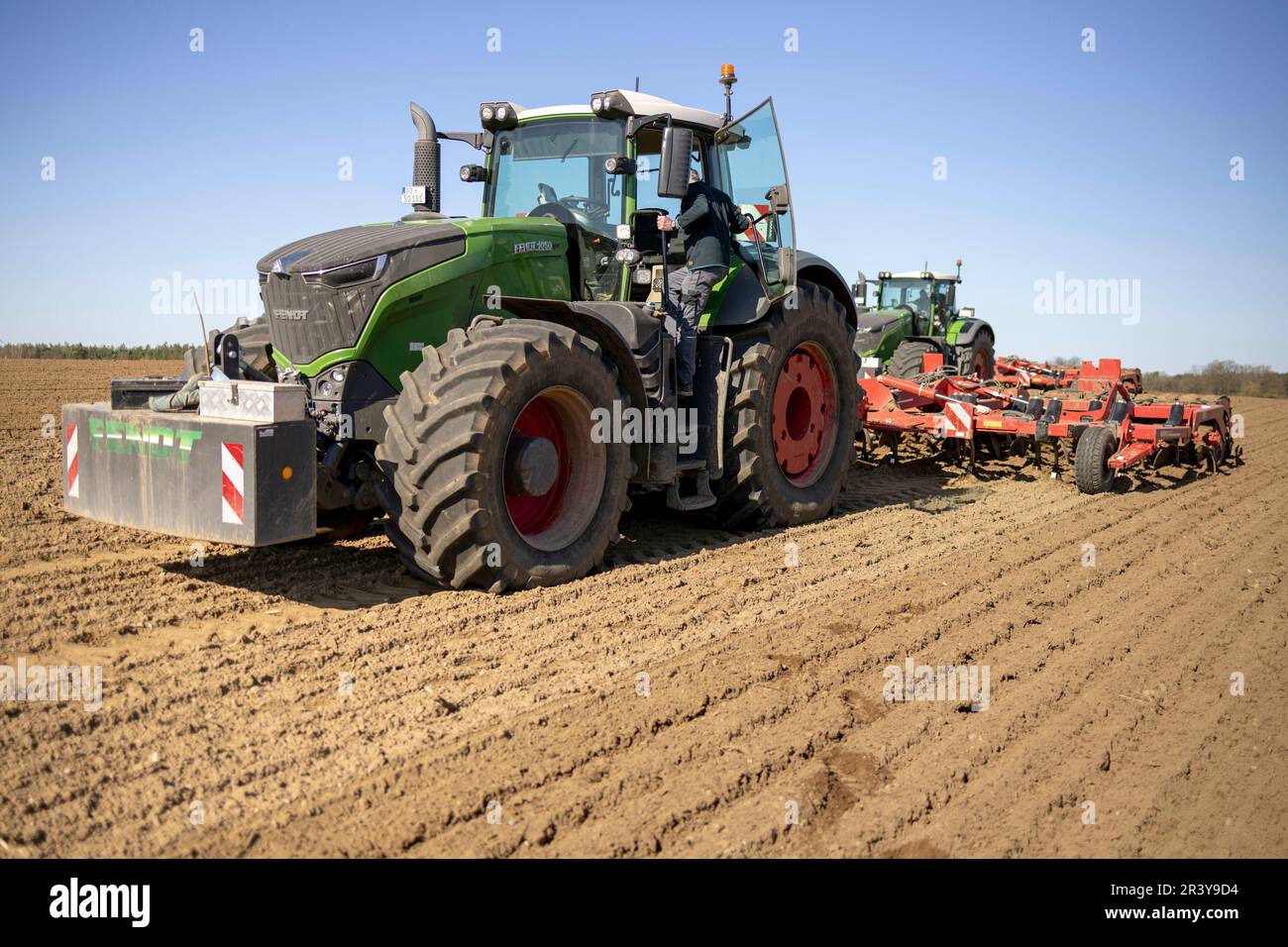 Meyenburg, Deutschland. 18th Mar, 2023. Ground cultivation for corn sowing with tractor Fendt 1050 (500 hp) and Horsch cultivator Tiger 5 AS, working depth 25 cm in Meyenburg, May 25th, 2023. || Model release available Credit: dpa/Alamy Live News Stock Photo