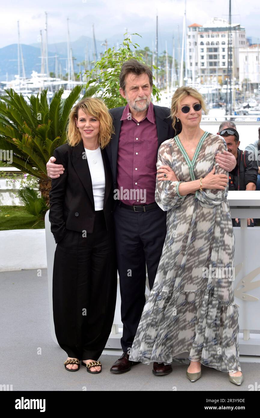 Cannes, France. 25th May, 2023. CANNES, FRANCE - MAY 25: Margherita Buy, Director Nanni Moretti, Barbora Bobulová attend the 'Il Sol Dell'avvenire (A Brighter Tomorrow)' photocall at the 76th annual Cannes film festival at Palais des Festivals on May 25, 2023 in Cannes, France. Credit: dpa/Alamy Live News Stock Photo