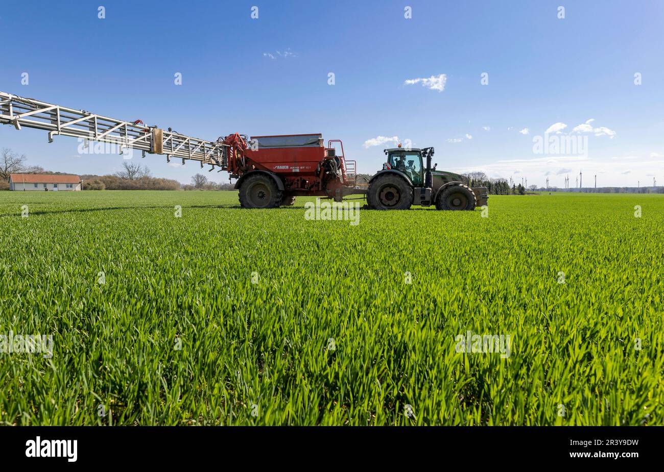 Meyenburg, Deutschland. 19th Apr, 2023. Fertilizer spreading with Fendt 724 tractor with 240 hp and Rauch Aero AGT fertilizer spreader, working width 36 m, fertilizer sulfuric acid ammonia 120 kg per ha in Meyenburg, May 25, 2023. || Model release available Credit: dpa/Alamy Live News Stock Photo