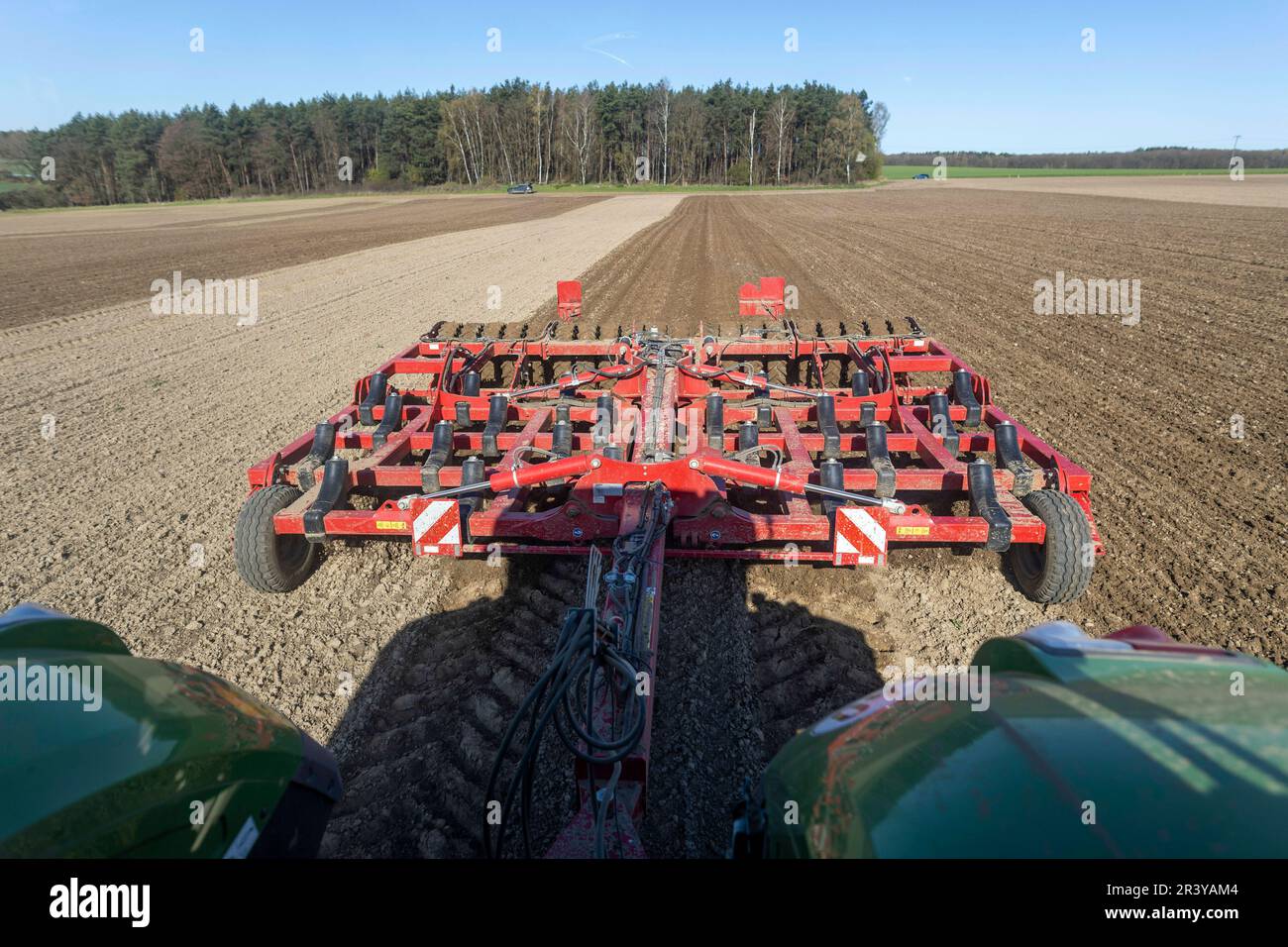 Meyenburg, Deutschland. 18th Mar, 2023. Ground cultivation for corn sowing with tractor Fendt 1050 (500 hp) and Horsch cultivator Tiger 5 AS, working depth 25 cm in Meyenburg, May 25th, 2023. || Model release available Credit: dpa/Alamy Live News Stock Photo
