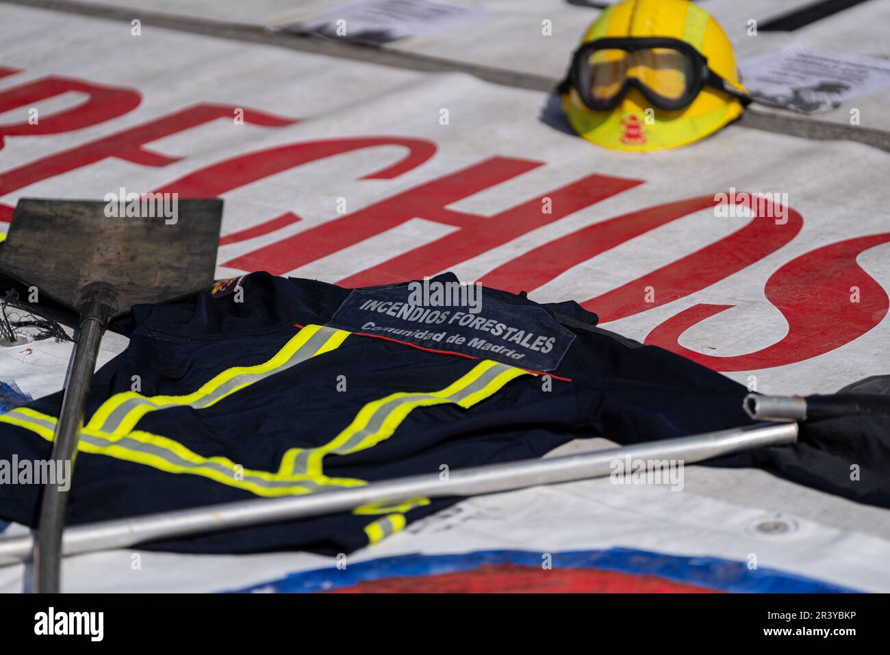 Madrid, Spain. 25th May, 2023. A firefighter suit seen during the demonstration. Forest Firefighters of the Public Service of Madrid Community protest in Puerta del Sol Madrid, in front of the Regional Headquarters Government building demanding decent working conditions and for the defense of their rights and compliance with labor legislation. (Photo by Guillermo Gutierrez/SOPA Images/Sipa USA) Credit: Sipa USA/Alamy Live News Stock Photo