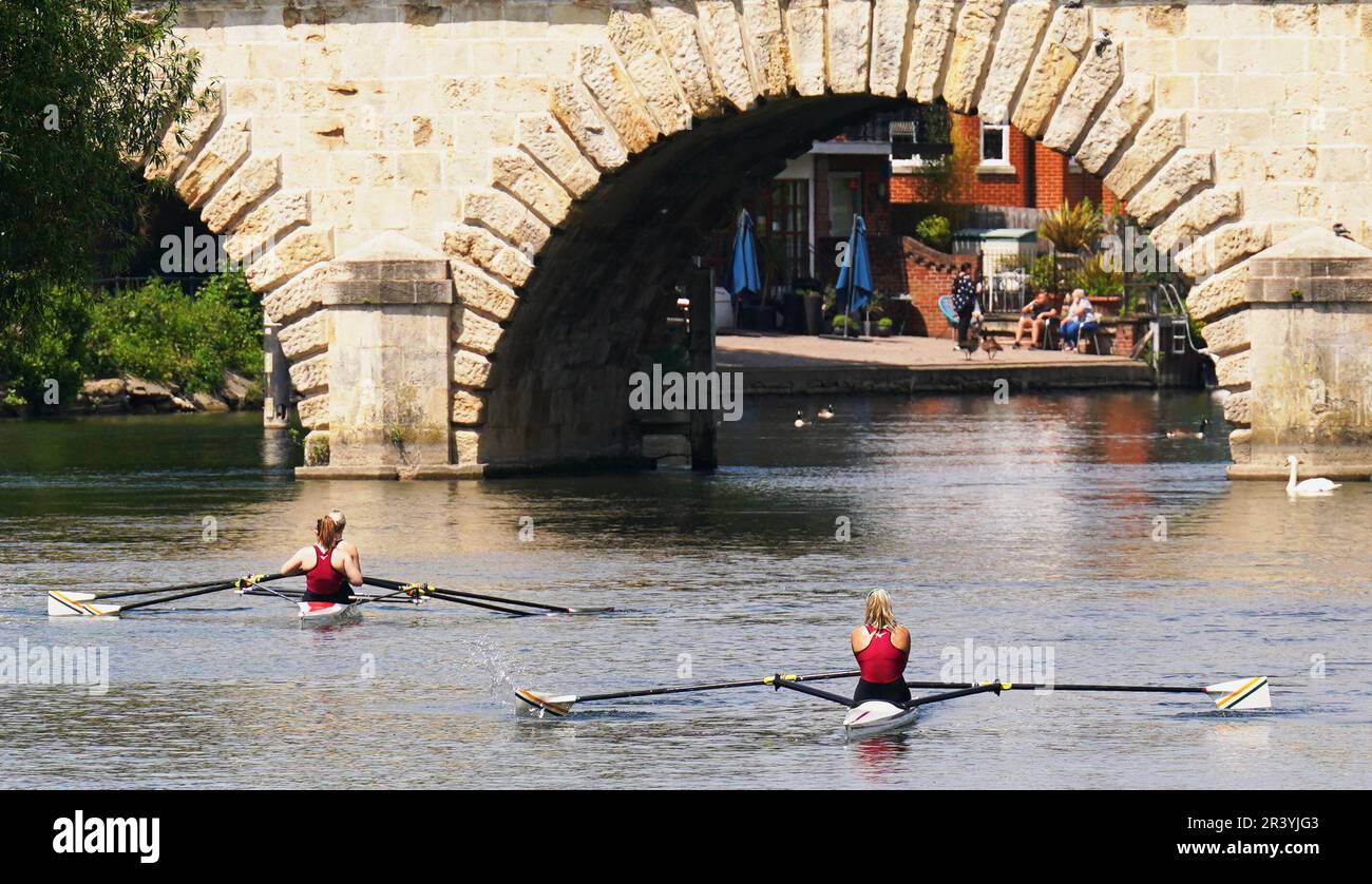 Rowers pass the Maidenhead Bridge, a Grade I listed bridge over the River Thames between Maidenhead, Berkshire and Taplow, Buckinghamshire, England. Picture date: Thursday May 25, 2023. Stock Photo