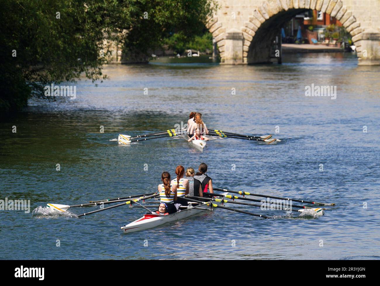 Rowers pass the Maidenhead Bridge, a Grade I listed bridge over the River Thames between Maidenhead, Berkshire and Taplow, Buckinghamshire, England. Picture date: Thursday May 25, 2023. Stock Photo