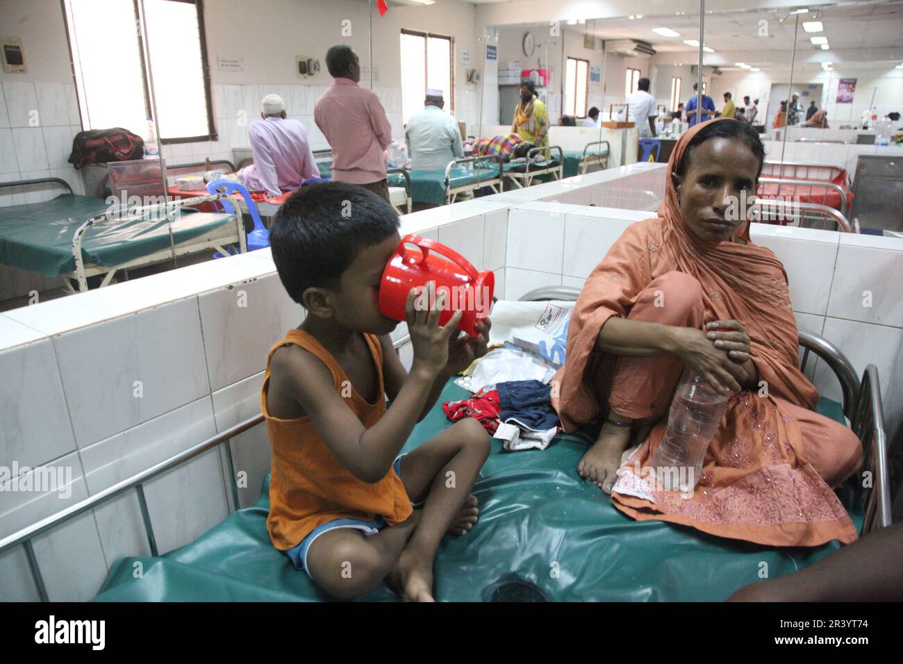 Dhaka, Bangladesh. 09may, 2023. A mother takes care of her baby suffering from diarrhoea in a hospital. Diarrhoea patients are increasing at the Inter Stock Photo