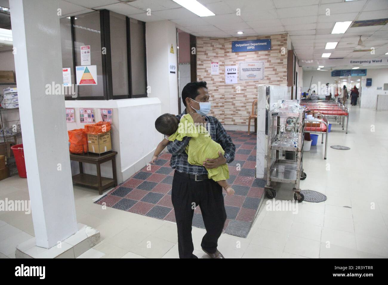 Dhaka, Bangladesh. 09may, 2022. A father takes care of her baby suffering from diarrhoea in a hospital. Diarrhoea patients are increasing at the Inter Stock Photo
